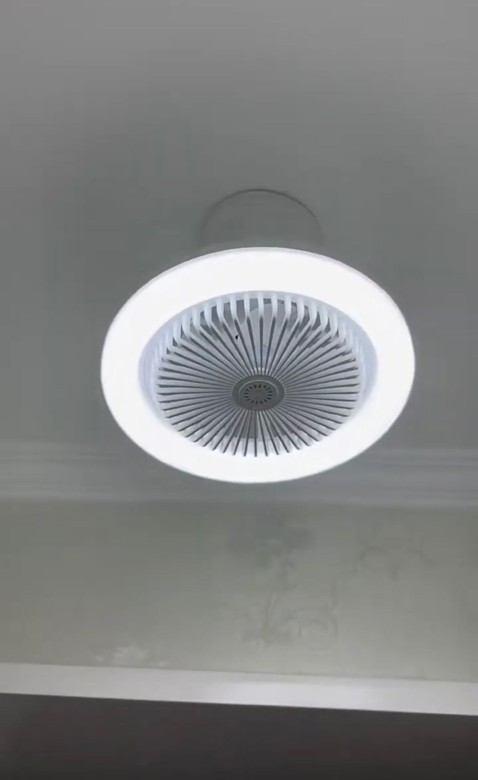 Bombillo Ventilador LED 2 En 1 Con Control Remoto E27 Techo